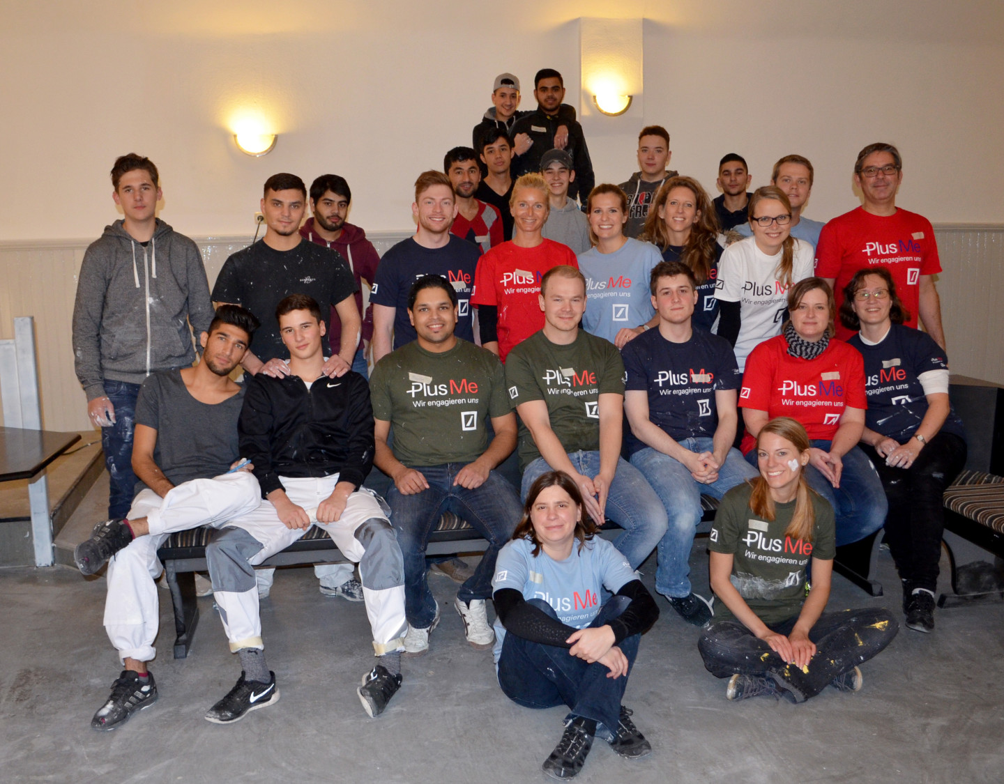 Social Day im Jugendclub Sindlingen: Das Team der Deutschen Bank Volunteers mit Jugendlichen des Lernbetriebs und des Jugendclubs Sindlingen