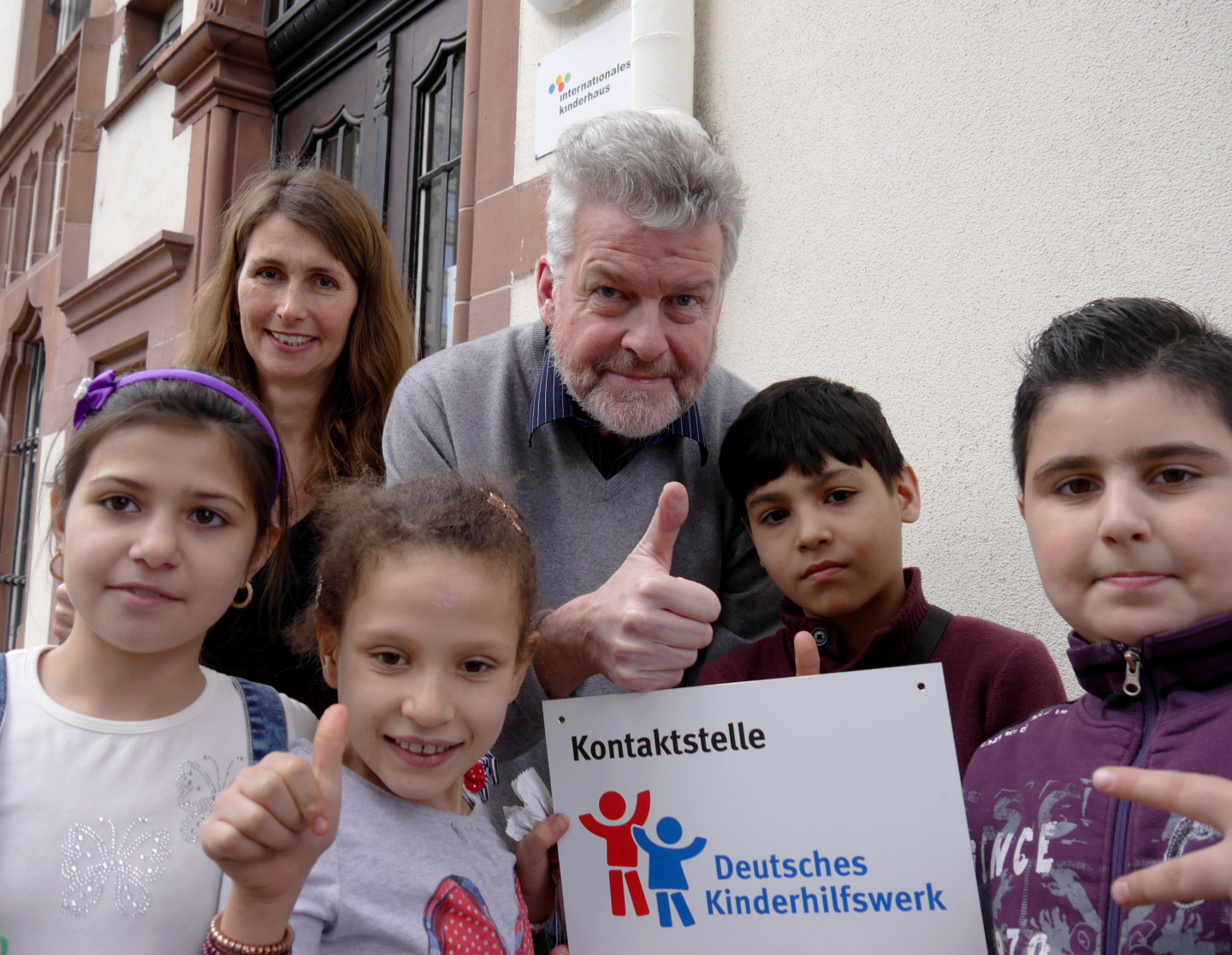 Die Kontaktstelle des Deutschen Kinderhilfswerks ist eröffnet: Angelika Totzer und Michael Kruse mit Kinder des Internationalen Kinderhaus