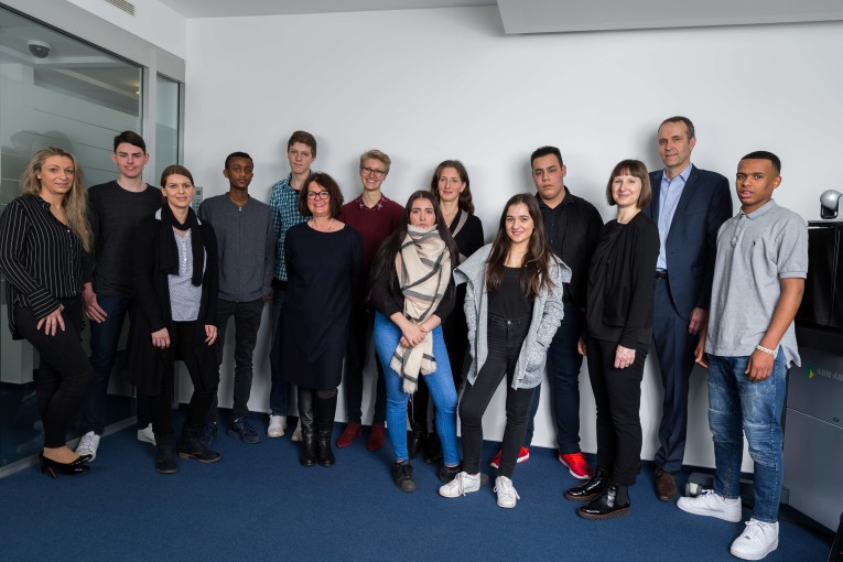 Die Mitarbeitenden der ABN AMRO und das Team der Jugendhilfe in der Johann-Hinrich-Wichern-Schule mit einigen Teilnehmern des Bewerbungstrainings