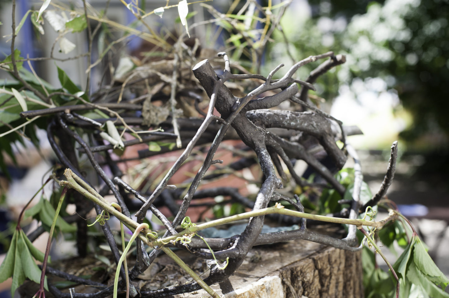 Die Bronzeskulptur der Zugvögel im Internationalen Kinderhaus